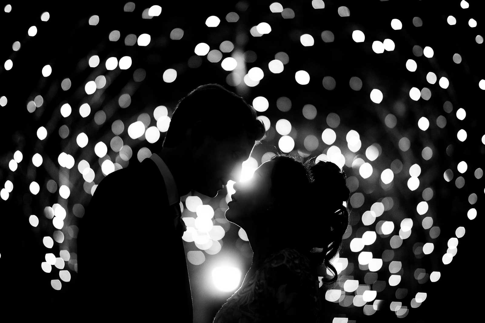 Sposo e sposa con luci dietro in bianco e nero