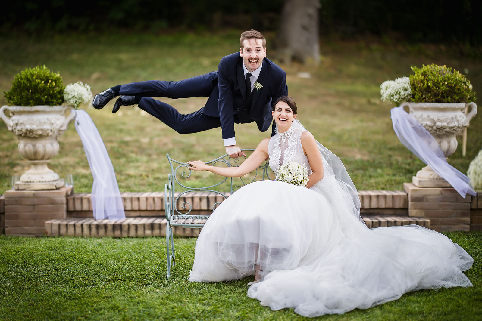 sposo che salta e sposa